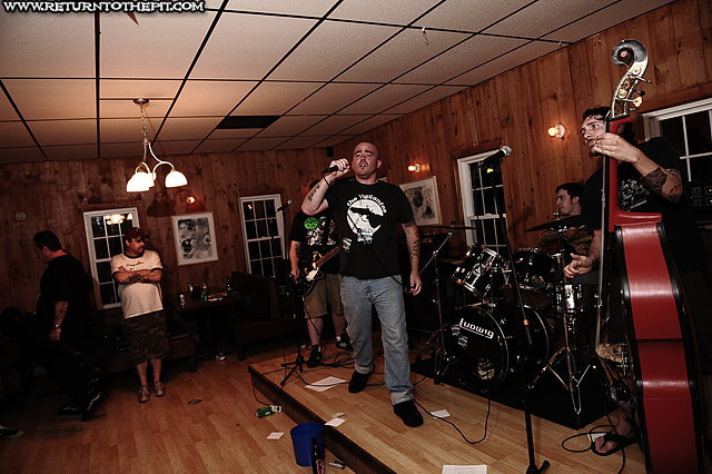 [caught flies on Aug 6, 2011 at Heat Bar & Grill (Laconia, NH)]