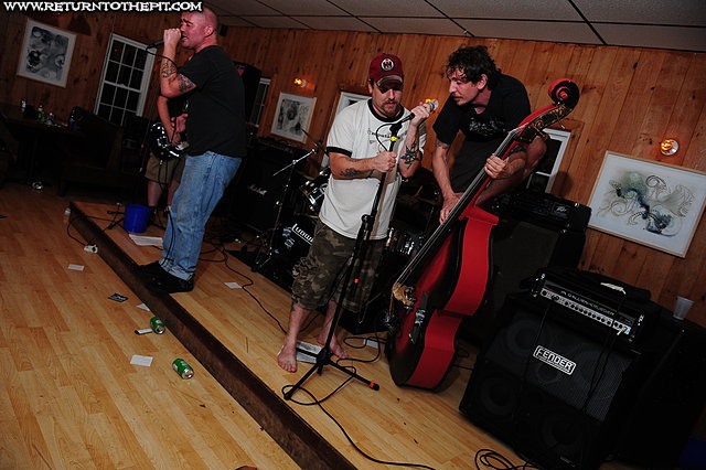 [caught flies on Aug 6, 2011 at Heat Bar & Grill (Laconia, NH)]