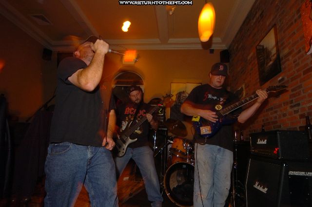 [gut on May 3, 2006 at the Reel Bar (Allston, Ma)]