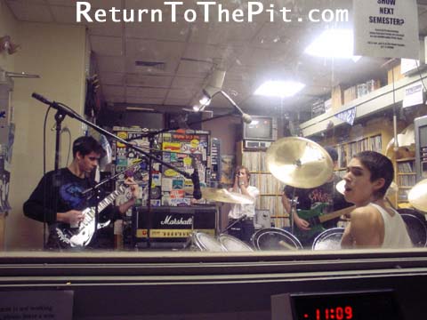 [halo suffocation machine on Dec 26, 2000 at Live in the WUNH studios (Durham, NH)]