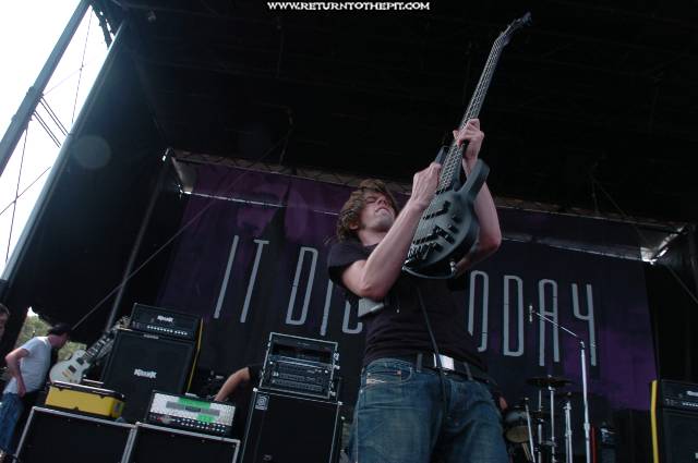 [it dies today on Jul 15, 2005 at Tweeter Center - second stage (Mansfield, Ma)]