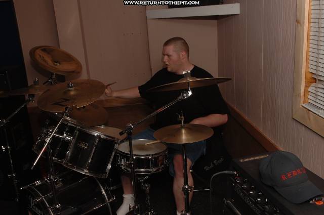 [noosebomb on May 21, 2005 at Dee Dee's Lounge (Quincy, Ma)]