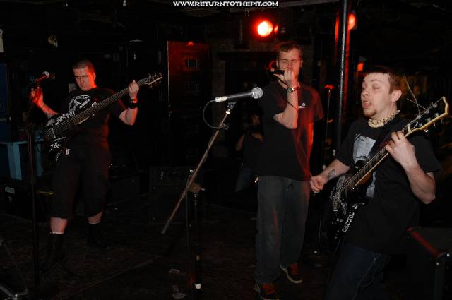 [throwing shrapnel on Apr 10, 2005 at the Living Room (Providence, RI)]